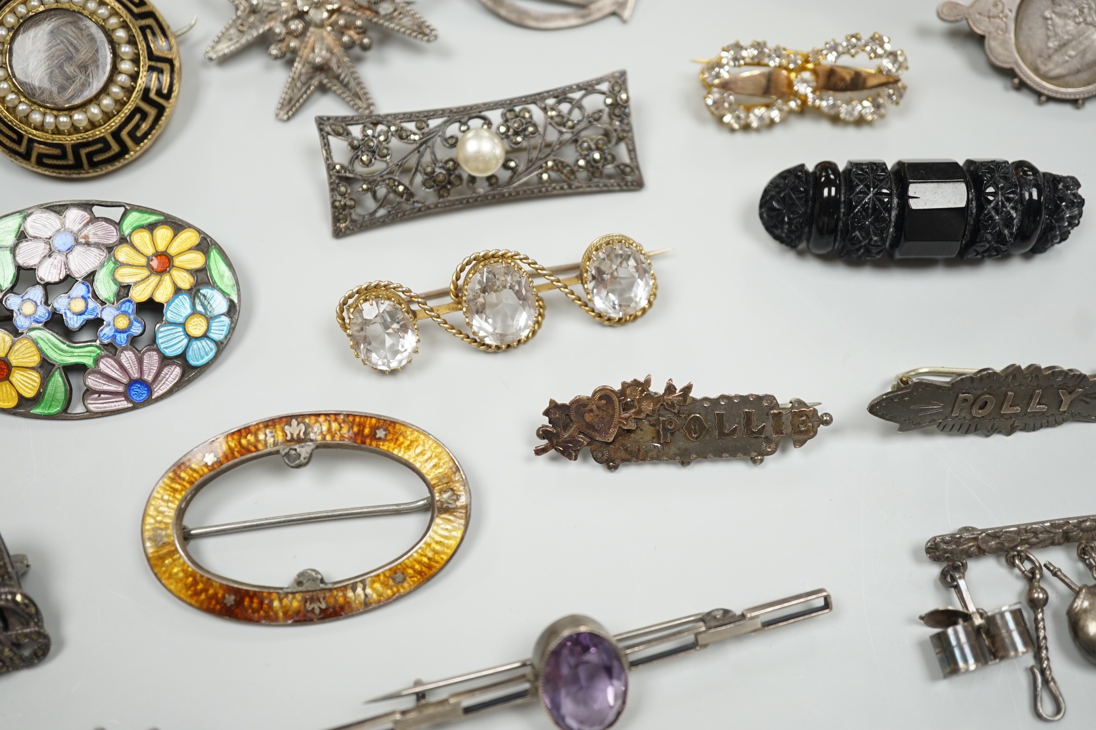A 1940's silver gilt bracelet, each link embossed with a famous English landmark, 19cm and a quantity of assorted jewellery including a Victorian silver and enamel commemorative brooch, banded agate set brooch and a gold
